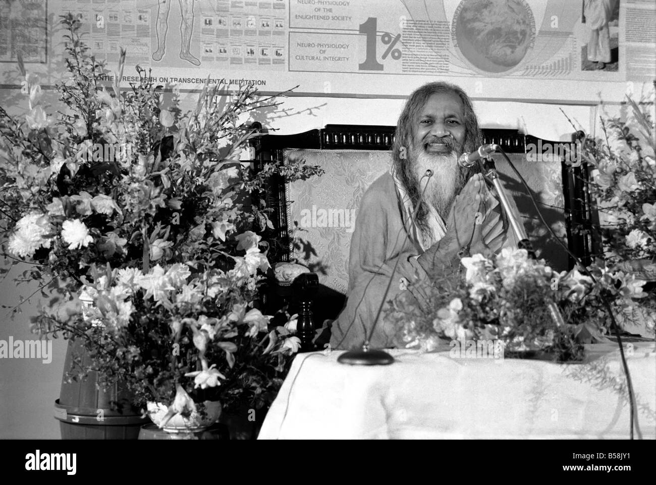 Le Maharishi est de retour en ville. Mars 1975 75-01534 Maharishi Mahesh Yogi, fondateur du programme de Méditation Transcendantale. Banque D'Images