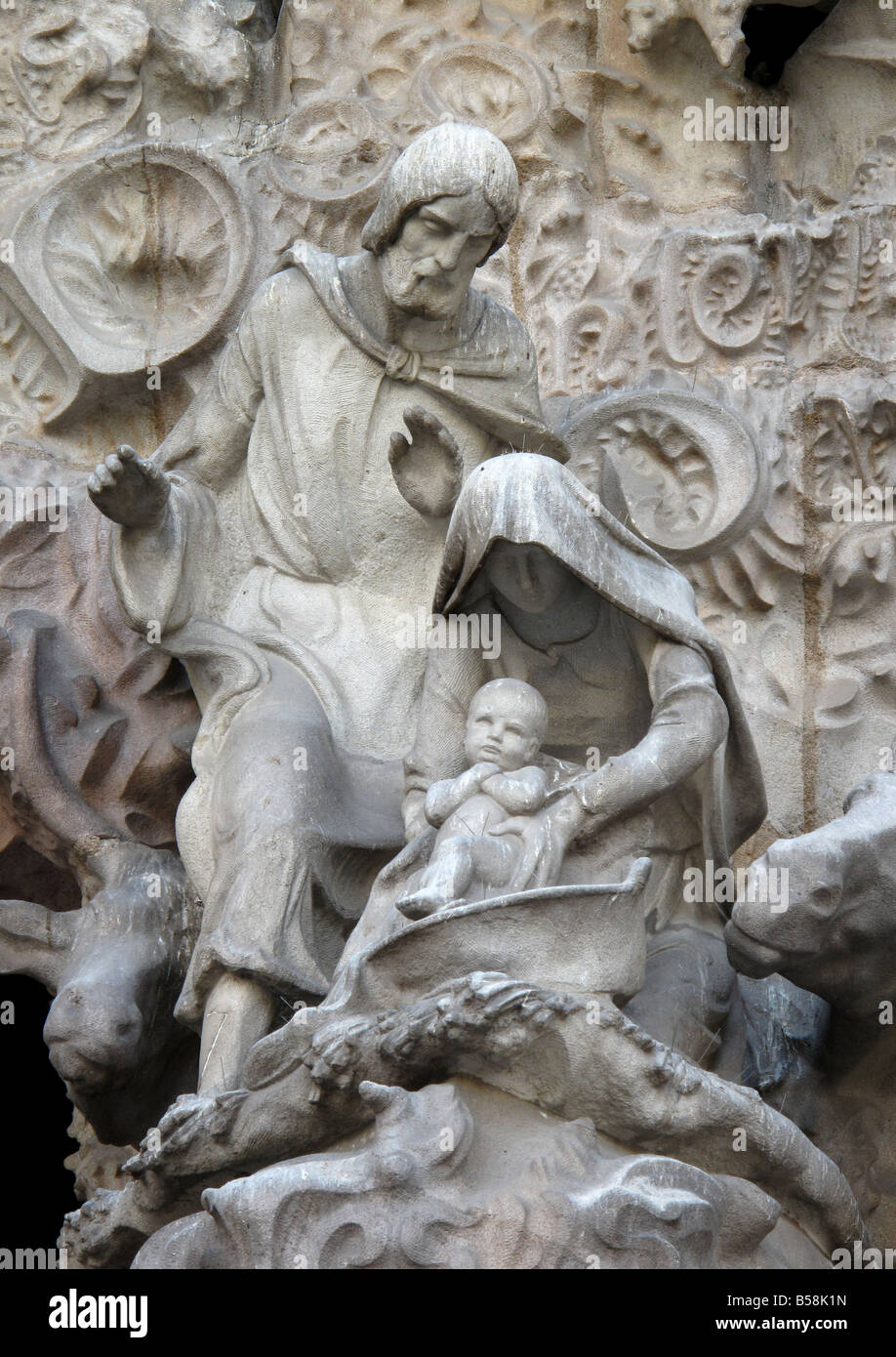 Sculpté en pierre Nativité de Marie et Joseph avec l'enfant Jésus de la Sagrada Familia à Barcelone, Espagne Banque D'Images