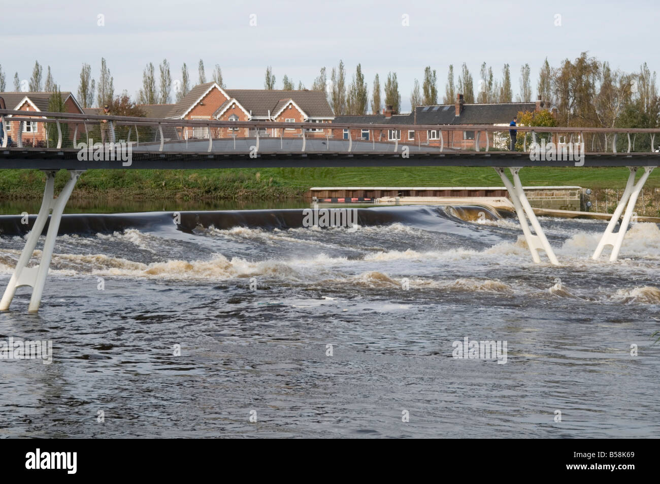 Calder rivière castleford West Riding of Yorkshire du nord au sud de l'Angleterre Royaume-Uni weir Banque D'Images