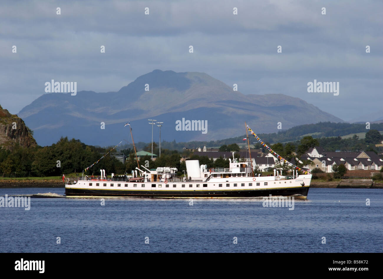Balmoral MV croisière sur fleuve dans le Firth of Clyde avec Ben Lomond en arrière-plan Banque D'Images