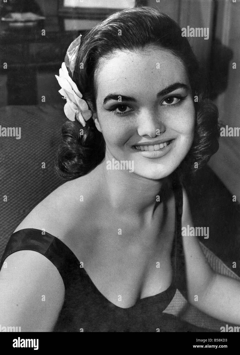 Portrait d'Henriette Tiarks, fille de ville riche banquier, Henry Tiarks, dont l'escorte toujours présente, a été la 19 ans Marquis de Tavistock. Décembre 1958 P007155 Banque D'Images Portrait d'Henriette Tiarks, fille de ville riche banquier, Henry Tiarks, dont l'escorte toujours présente, a été la 19 ans Marquis de Tavistock. Décembre 1958 P007155 Banque D'Images