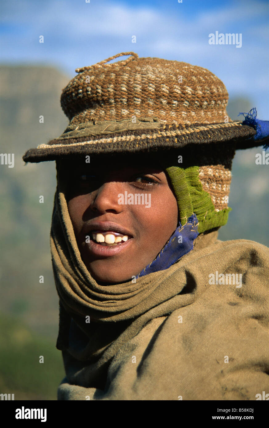 Smiling hill tribe boy avec hat montagnes du Simien Éthiopie Afrique Banque D'Images