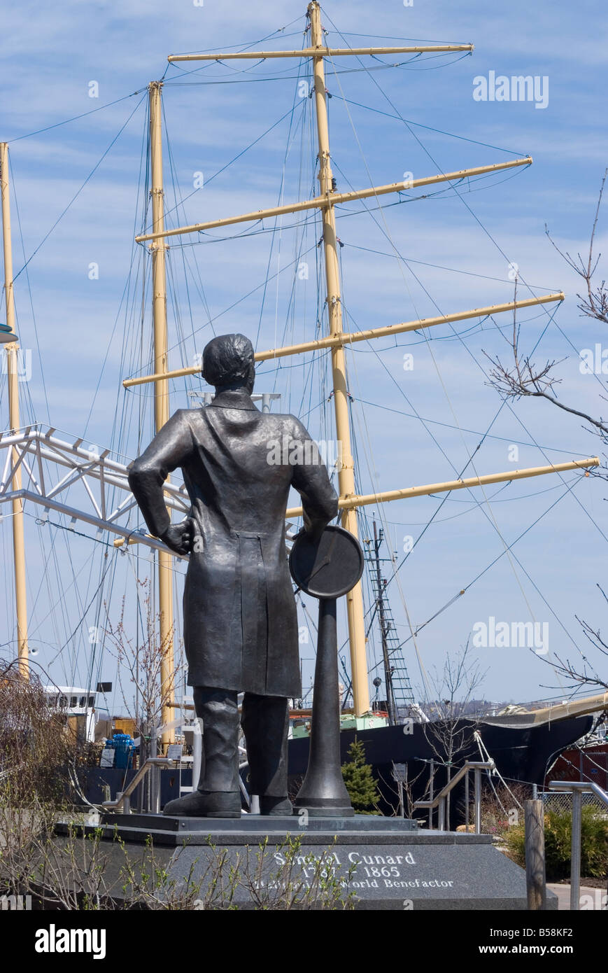 Statue de Samuel Cunard, originaire de Halifax, en face de tall ship sur Harbour Walk, Halifax, Nouvelle-Écosse, Canada, Amérique du Nord Banque D'Images