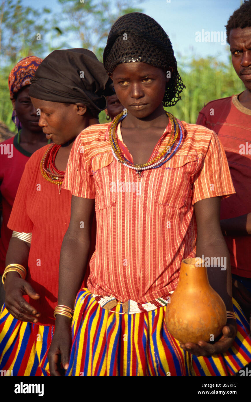 Habillés de couleurs vives fille avec gourd Collier et bracelet en Afrique de l'Éthiopie Banque D'Images