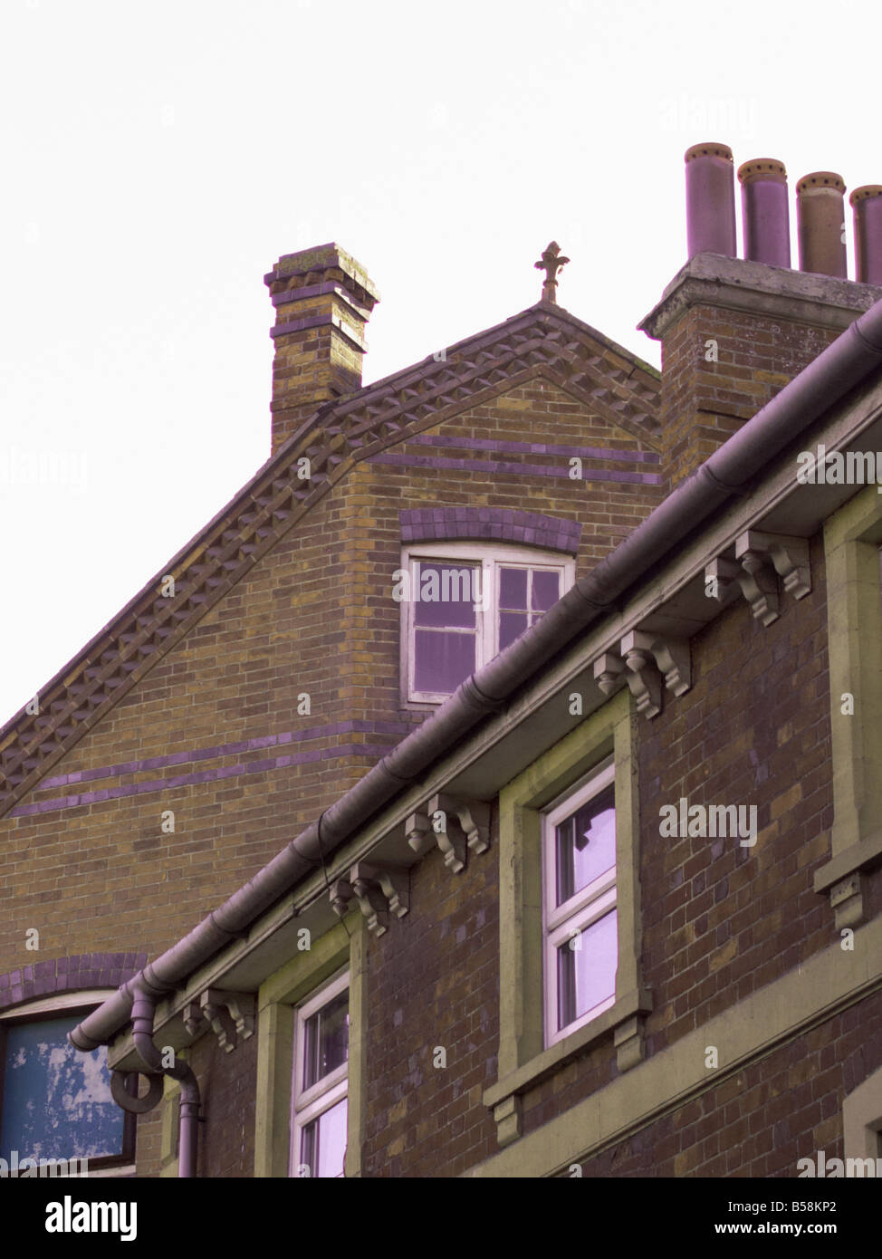 Avant-toits ornementaux supports sur brickbuilt maisons. Maçonnerie ornementale et toit en mansarde. Oxon Wantage Banque D'Images