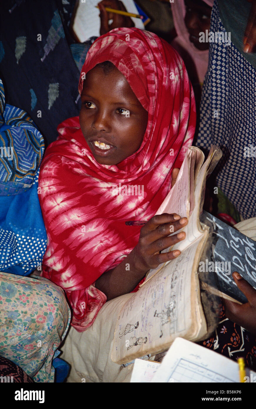 Jeune femme somalienne en classe d'alphabétisation, Jijga, Ethiopie, Afrique Banque D'Images