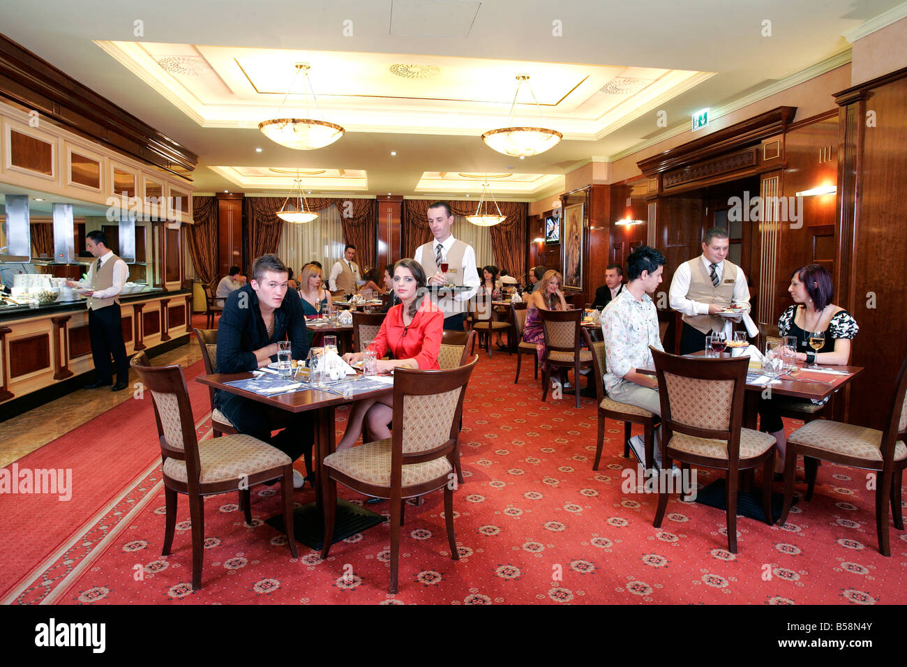 Déjeuner au restaurant de l'hôtel diner boire manger boire la bouteille de vin plaisir plaisir service de commande de repas casino chic Banque D'Images