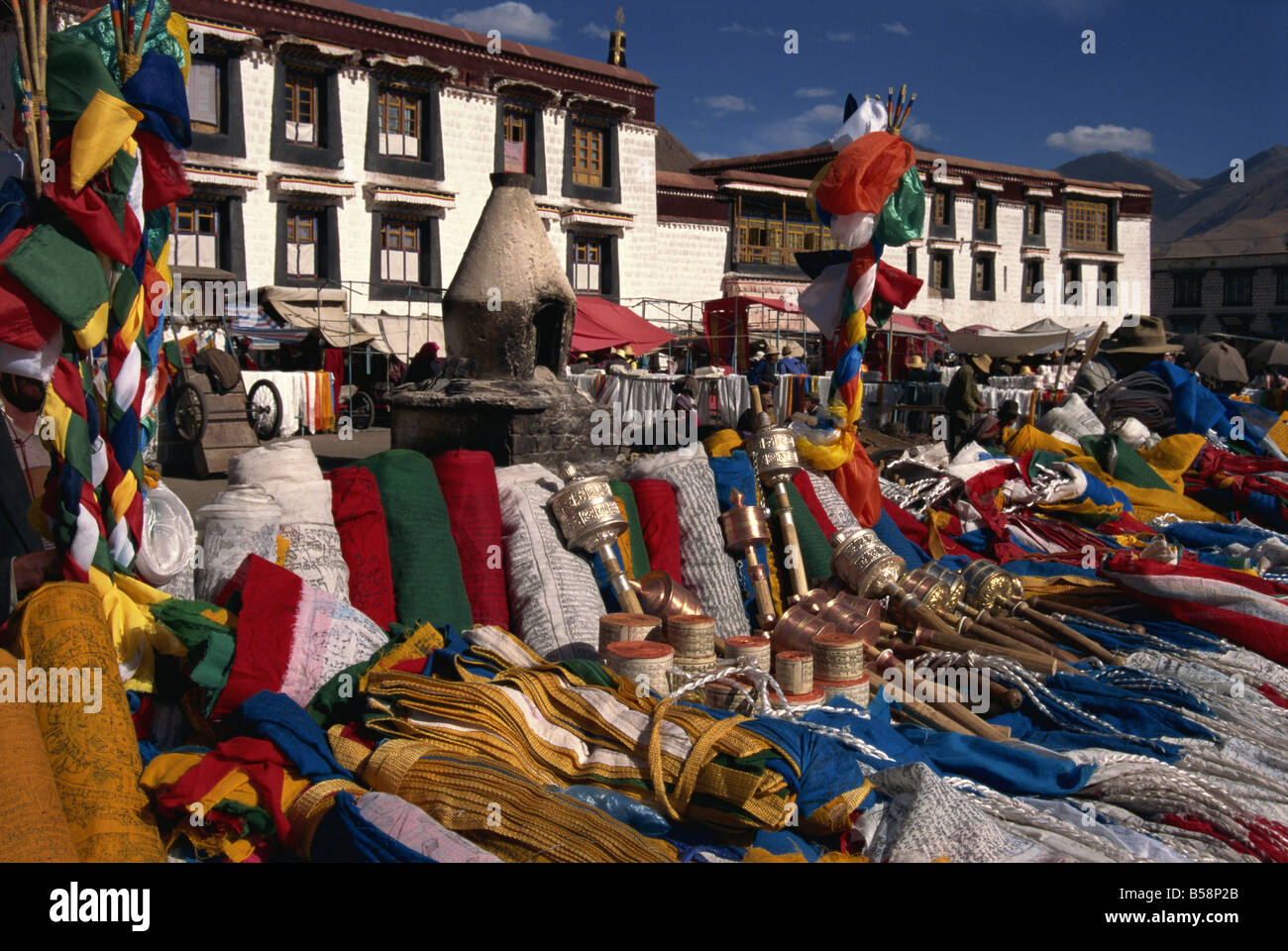 Drapeaux à prières et à la vente dans le marché de Barkor à Lhassa, Tibet, Chine Banque D'Images