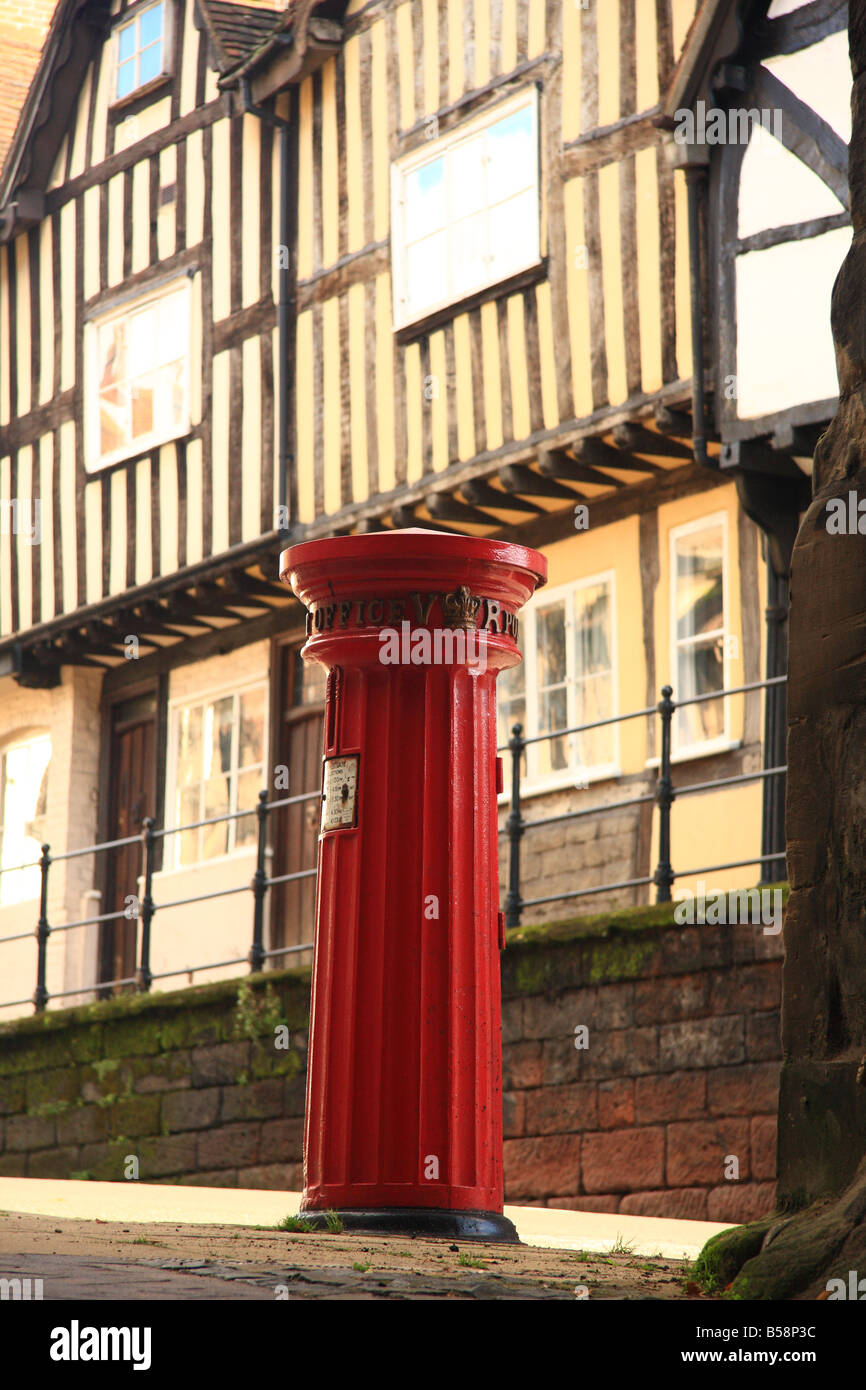 Noir et blanc traditionnel anglais Tudor house, poutres apparentes en bois et colonne dorique pilier/post box, Warwick, Royaume-Uni Banque D'Images