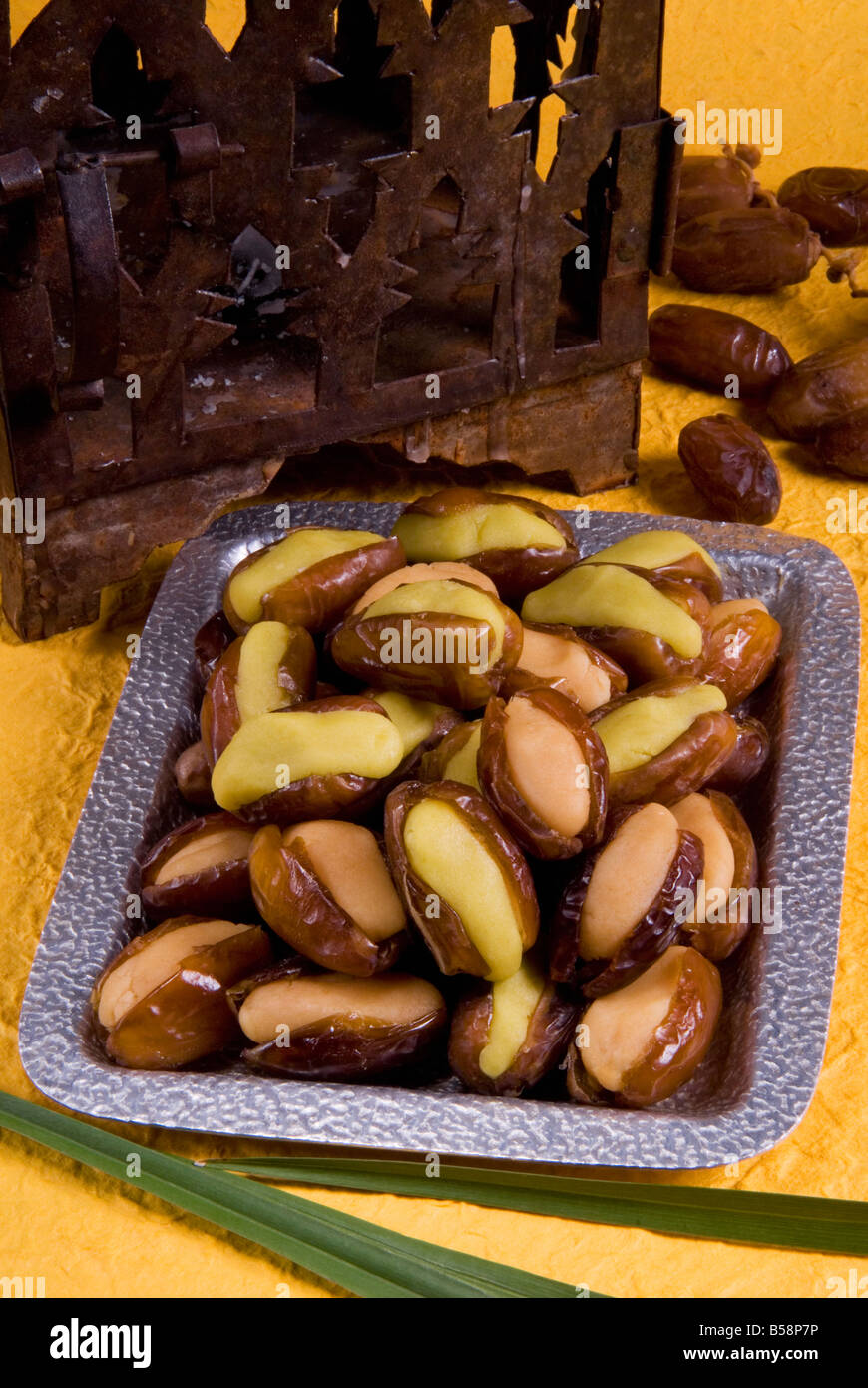 Arabe, dattes farcies aux amandes pâte, Moyen-Orient Banque D'Images