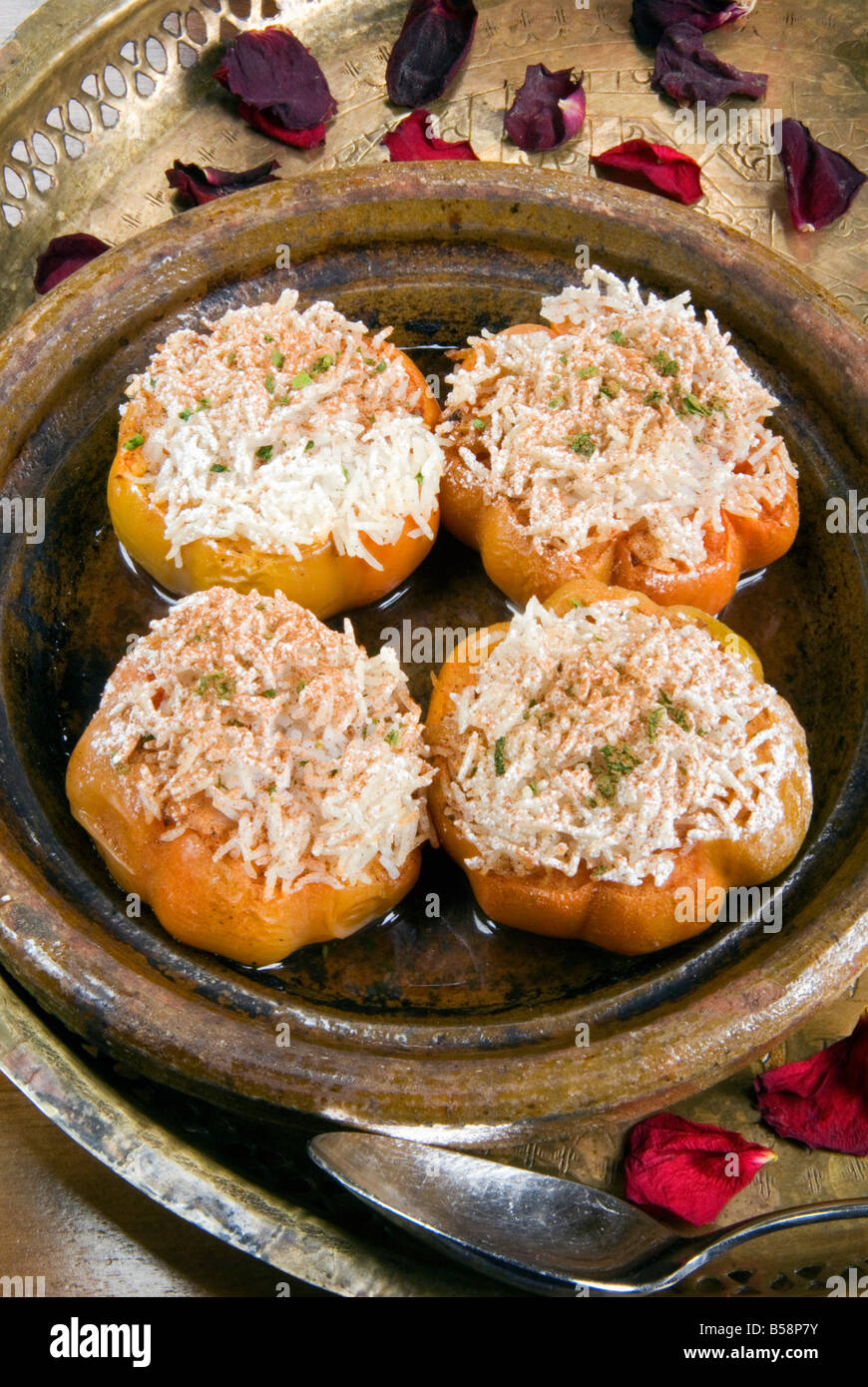 Arabe, les tomates avec du riz cuit dans le four, au Moyen-Orient Banque D'Images