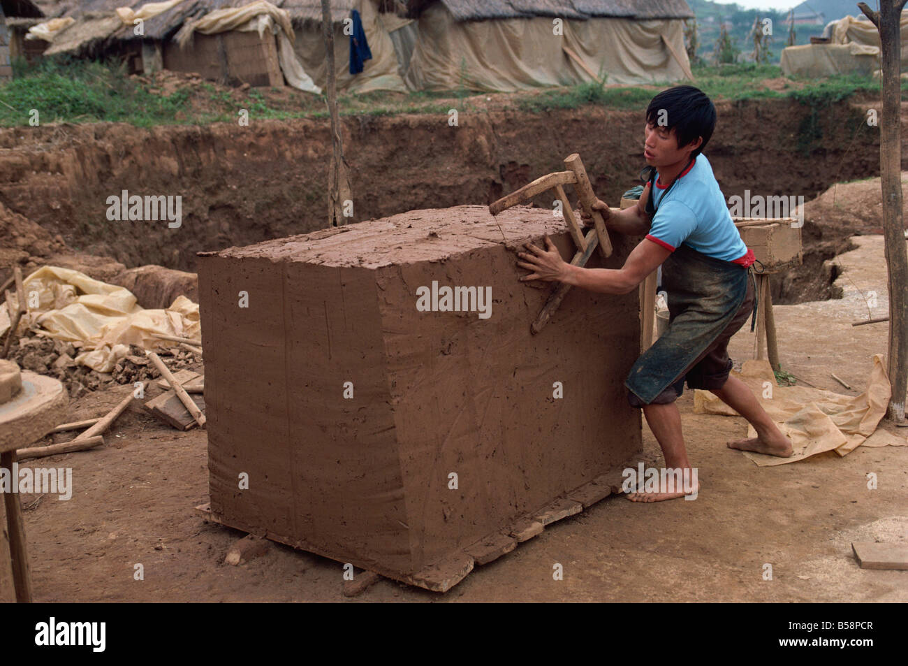 Pour les tuiles en argile coupe après qu'il a été mélangé au sud-est de l'Asie Chine Guizhou zone Banque D'Images