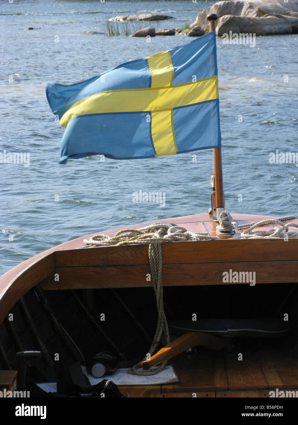 Drapeau national suédois sur un bateau dans l'archipel de Stockholm Banque D'Images