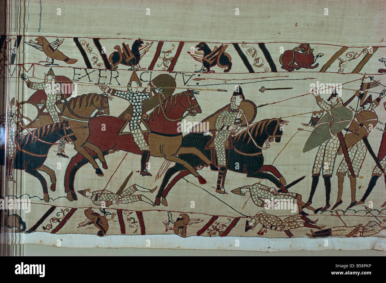 Norman cavalry affrontements avec Harold s soldats formant mur protecteur Tapisserie de Bayeux Bayeux Normandie France Europe Banque D'Images