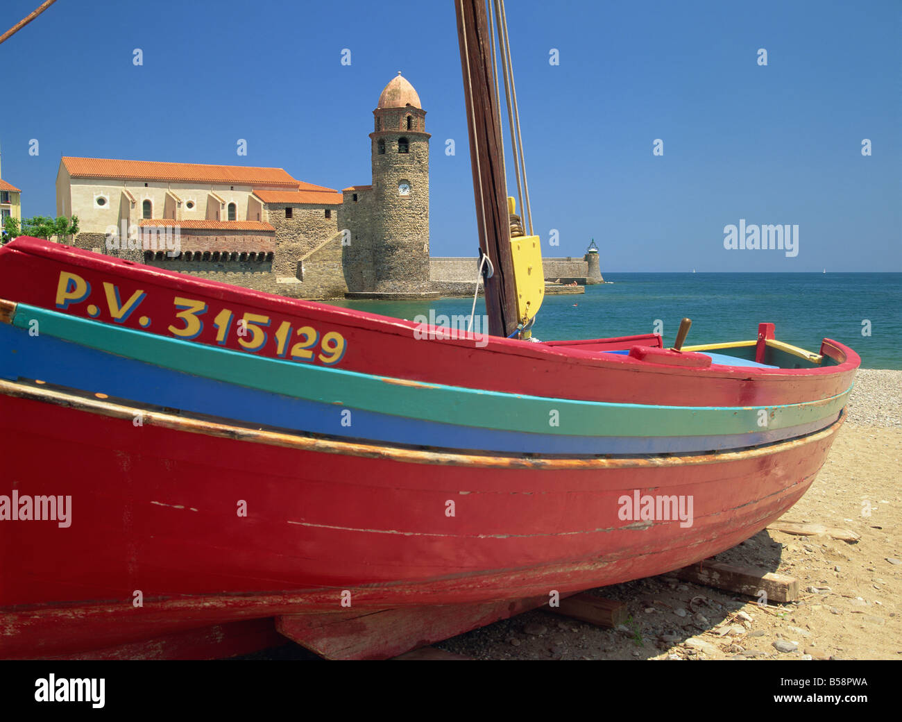 Bateau de pêche peint de couleurs vives, Collioure, Côte Vermeille, Languedoc Roussillon, France, Europe Banque D'Images