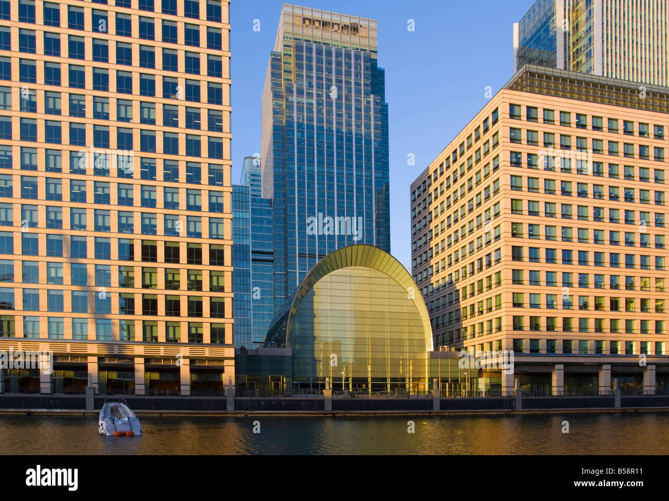 Bateau coulé à Canary Wharf avec 25 Canada Square (Citigroup Center) en arrière-plan, moins c'est logo de l'entreprise. Banque D'Images