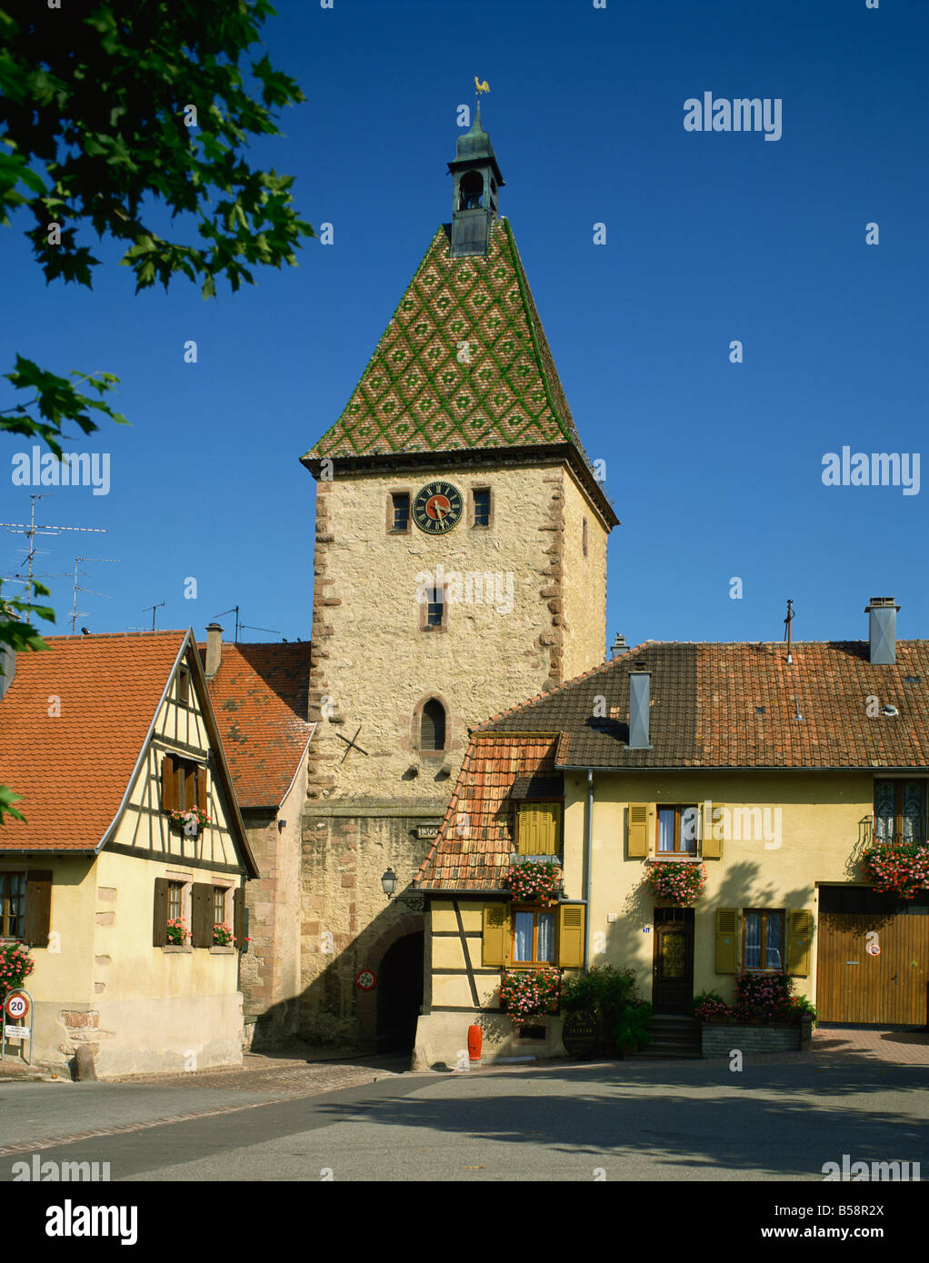 Gateway et tour de l'horloge Bergheim Alsace France Europe Banque D'Images