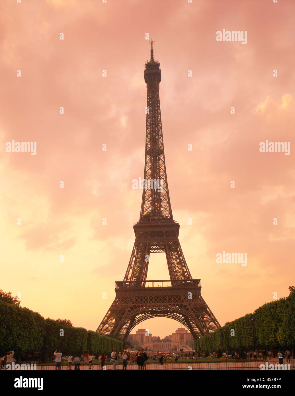 La Tour Eiffel au crépuscule Paris France Europe Banque D'Images