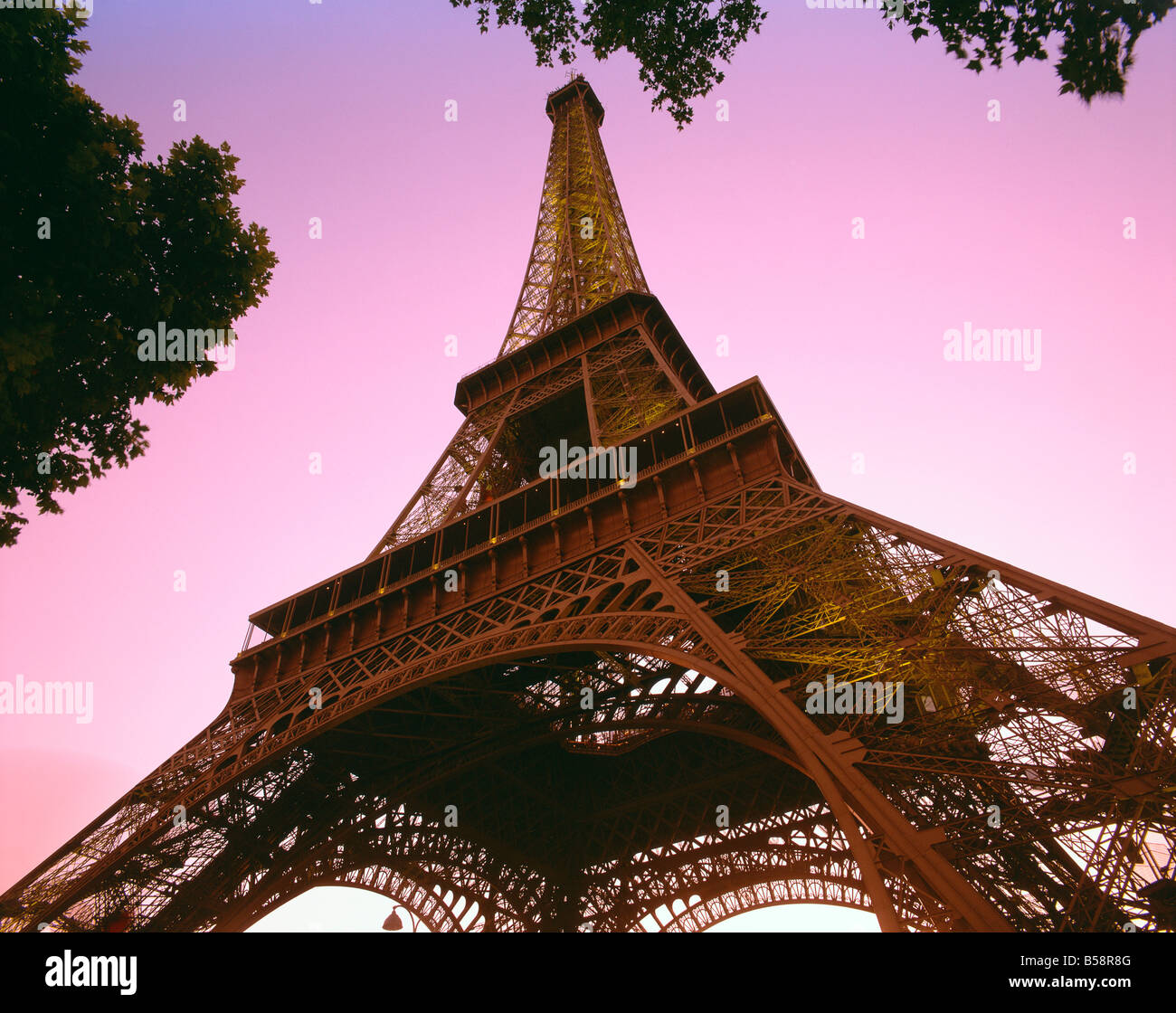 La Tour Eiffel au crépuscule Paris France Europe Banque D'Images