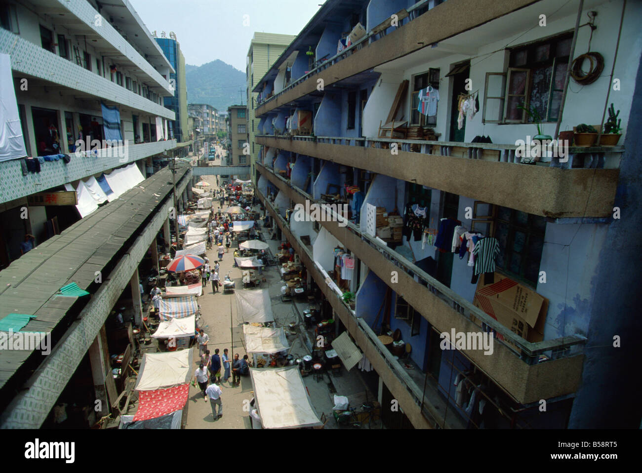 Marché traditionnel en dessous des appartements modernes à Longsheng, Guangxi, Chine Banque D'Images