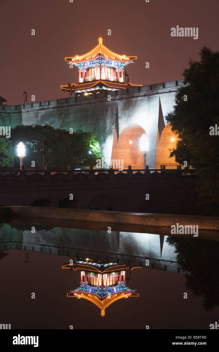 Mur de la ville et reflète dans l'eau de la tour de garde, Hongwu le premier empereur de la dynastie Ming, la ville de Xian, Province du Shaanxi, Chine Banque D'Images