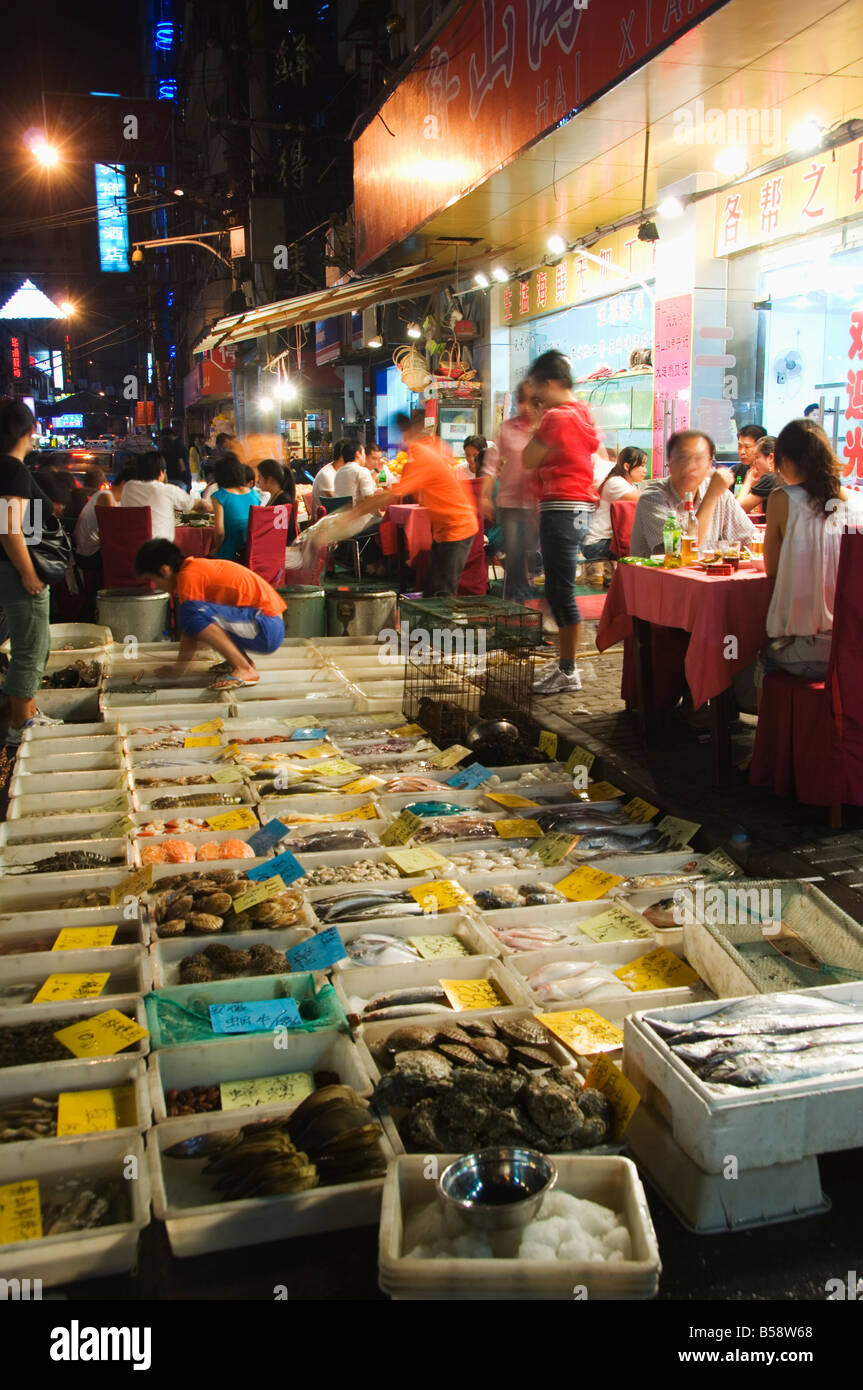 Marché aux poissons en plein air et salle à manger, Shanghai, Chine Banque D'Images