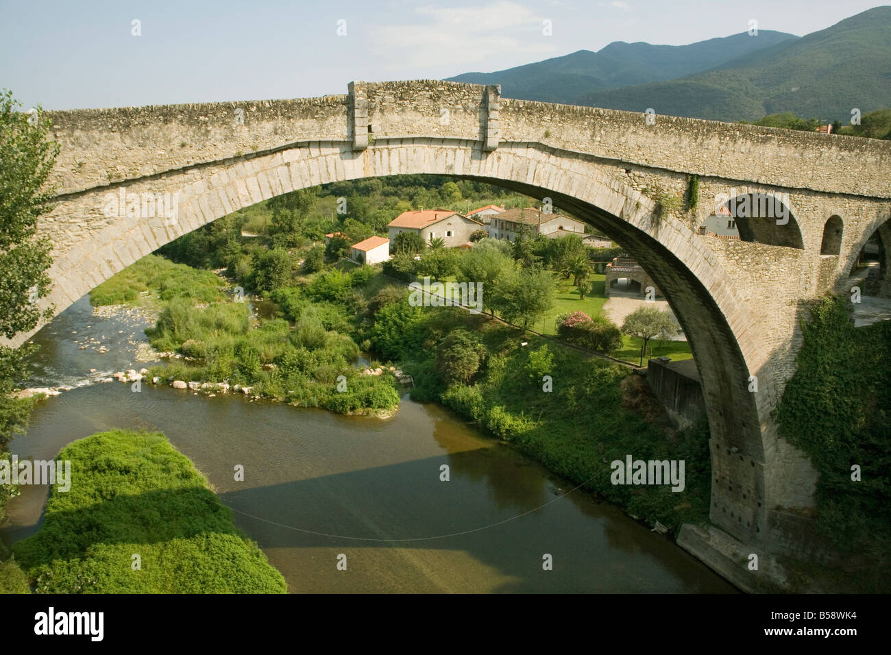 Devils Bridge et rivière Tech Vallespir Ceret Languedoc Roussillon France Europe Banque D'Images