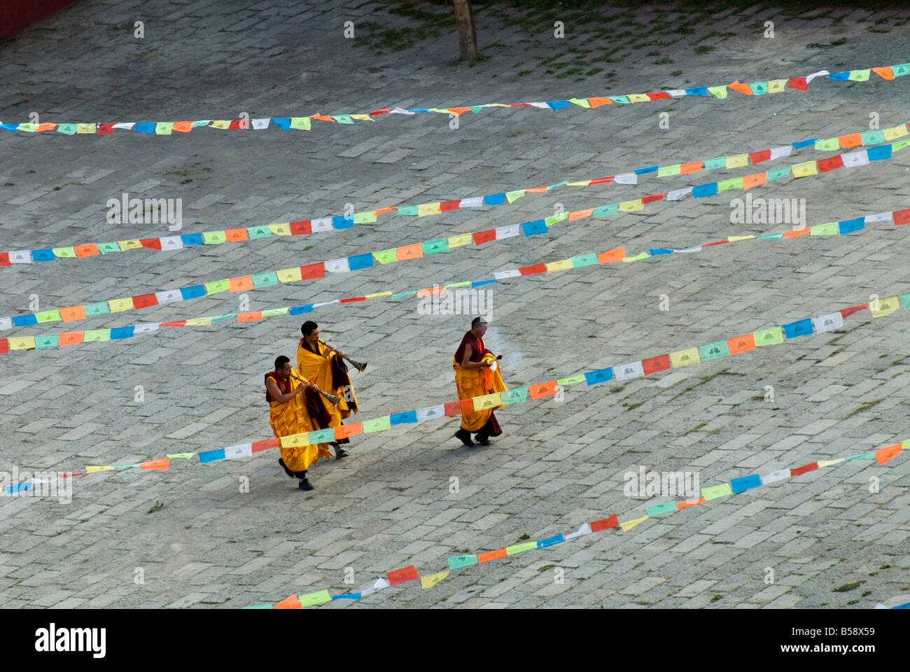 Chapeau jaune, les moines de la secte, Tagong, Temple Gelugpa Tagong, Sichuan, Chine Banque D'Images