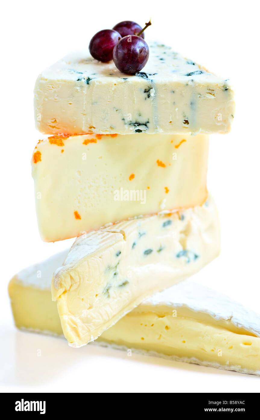 Pile de fromages assortis isolé sur fond blanc Banque D'Images