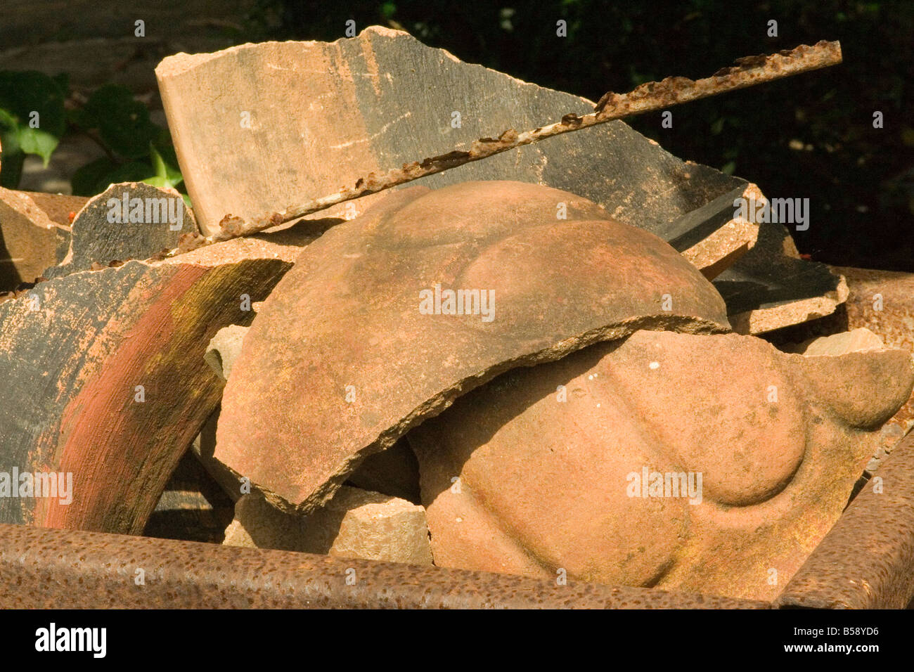 A éclaté en terre cuite pots cassés de métal rouillé rouille semoirs brisées en terre cuite terra acier Banque D'Images