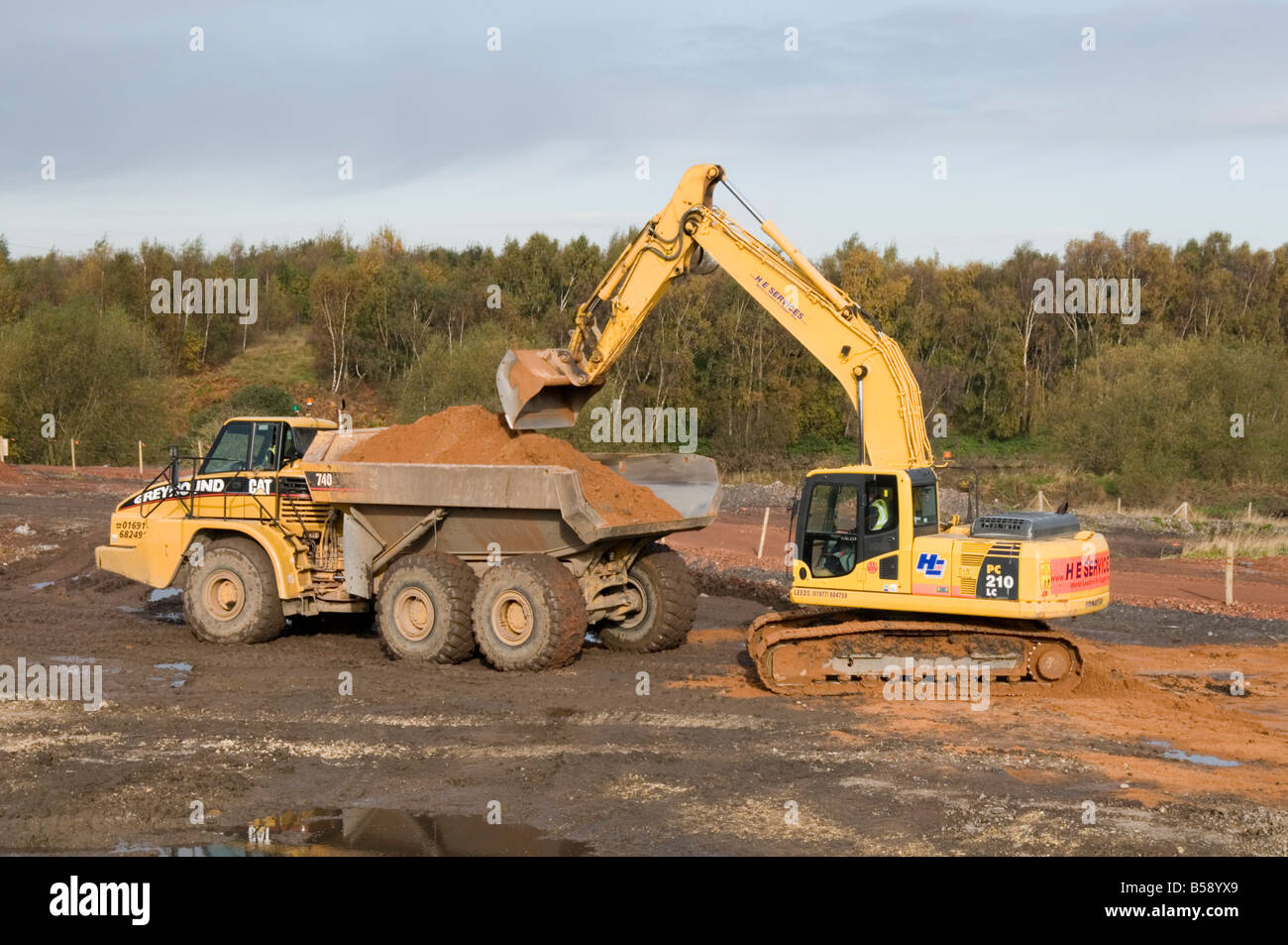 Digger terre jaune déménagement déménageur dig 360 scoop godet carrière du sol de l'équipement d'extraction plant hire trou creuser la boue du sol Banque D'Images