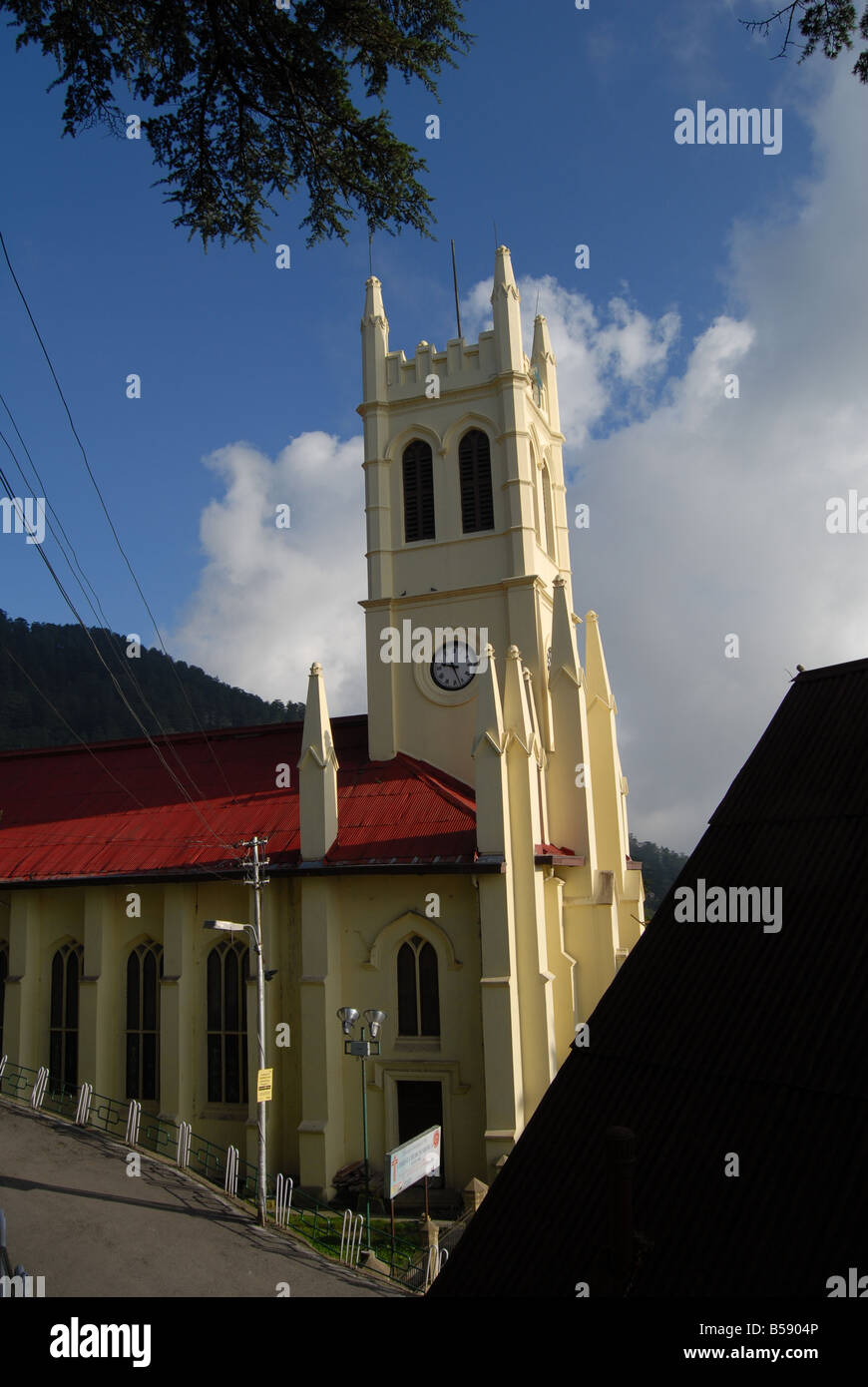 Vue sur le principal point de repère la Christ Church à Shimla, Himachal Pradesh, un station dans le Nord de l'Inde Banque D'Images