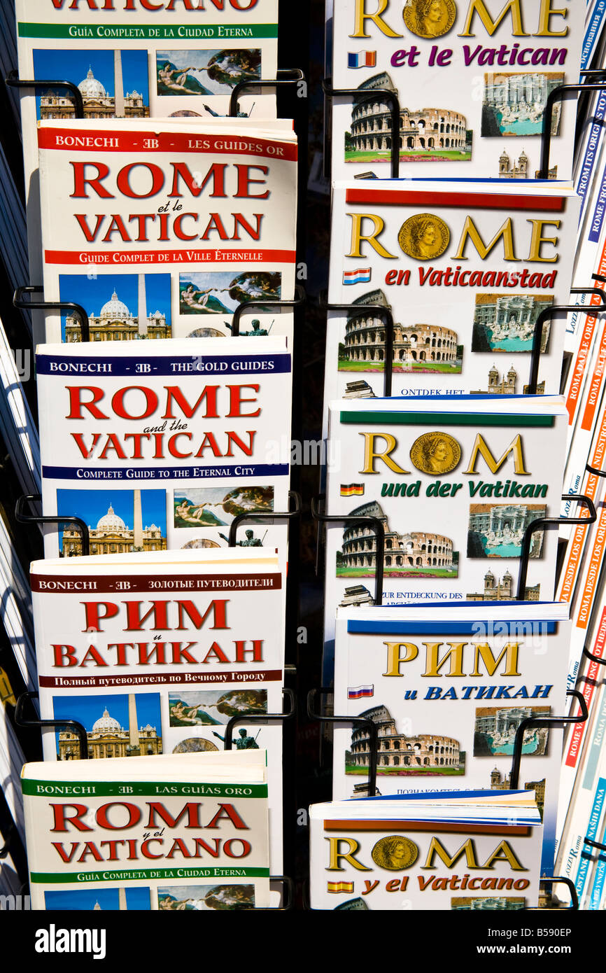 Guides de Rome sur l'affichage à l'extérieur d'une boutique, Rome, Italie Banque D'Images