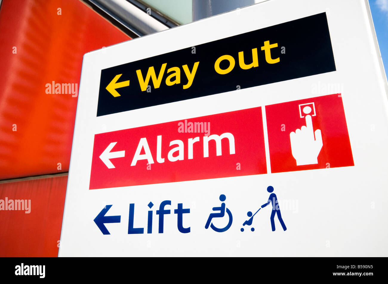 Les panneaux pour sortir, alarme et de levage pour fauteuils roulants et les poussettes, Londres Banque D'Images