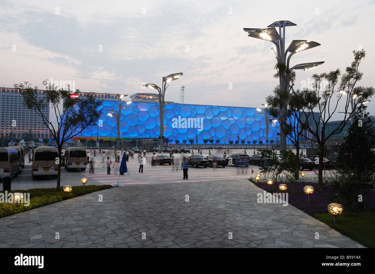 Le complexe de natation Water Cube dans le parc olympique de Pékin vu au crépuscule. Banque D'Images