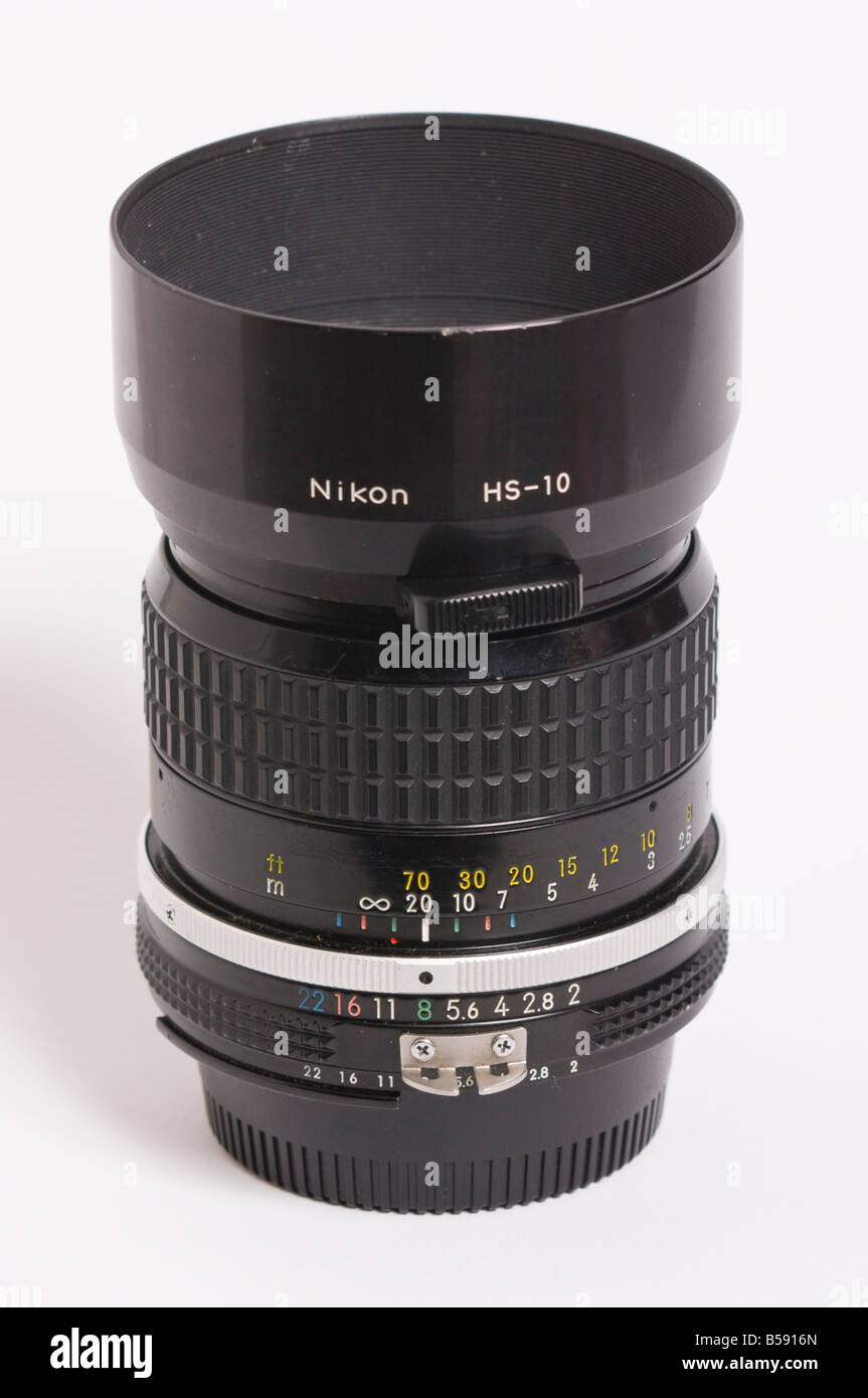 Un Nikon 85mm f2 ai téléobjectif NIKKOR objectif à mise au point manuelle avec le SH-10 lens hood attatched pour Nikon SLR caméras film 35mm Banque D'Images