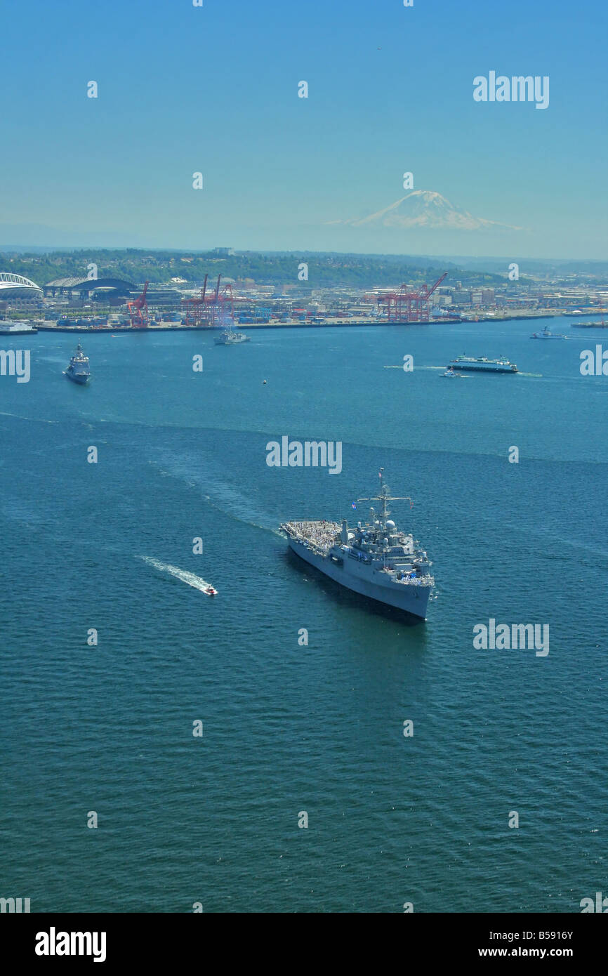 Les navires d'Elliott Bay avec Mt Rainier Seattle WA USA Banque D'Images