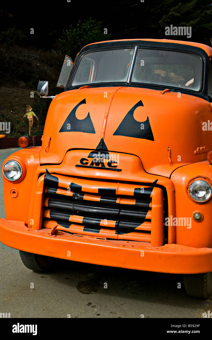 Vieux camion avec face de citrouille Banque D'Images