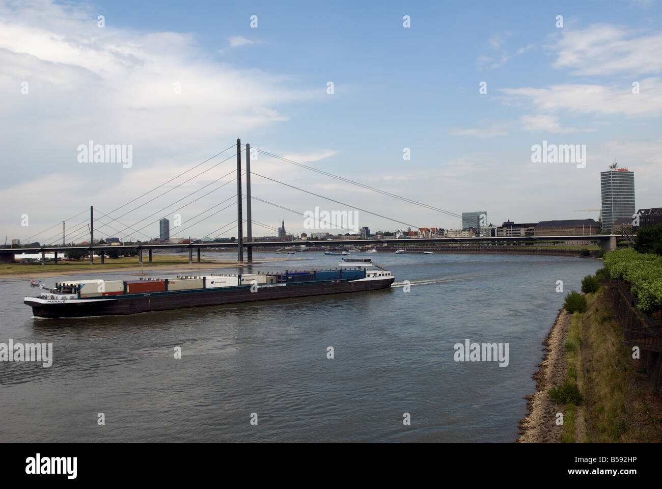 Barge commerciaux transportant des conteneurs le long du Rhin, Düsseldorf, Rhénanie du Nord-Westphalie, Allemagne. Banque D'Images