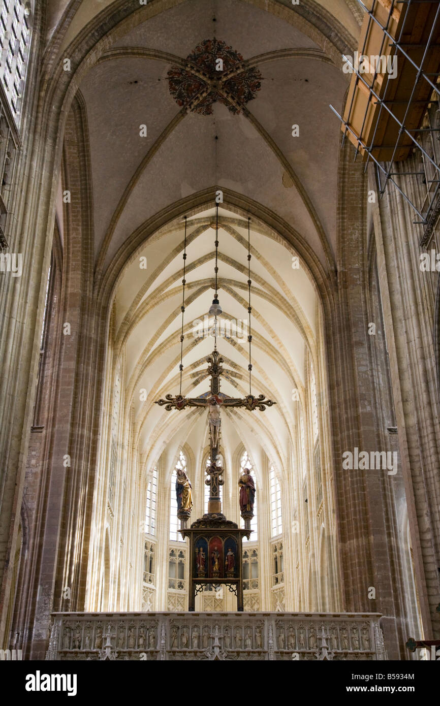 Crucifix accroché au-dessus de l'autel de la Collégiale Saint Peter's Church, Grote Markt (place du marché), Louvain, Belgique. (42) Banque D'Images