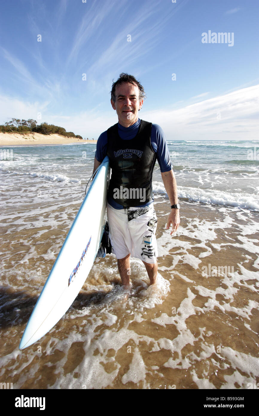 PORTRAIT D'UN HOMME DE 50 QUELQUE CHOSE émergeant de la BDA11152 SURF Banque D'Images