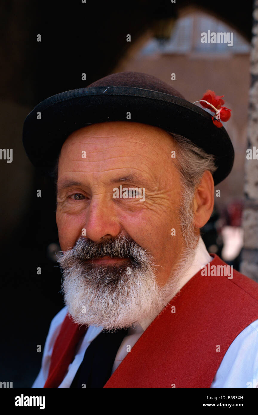 Portrait d'un homme d'Alsace, avec une barbe et portant un chapeau de  feutre à Colmar en Alsace France G Thouvenin Photo Stock - Alamy