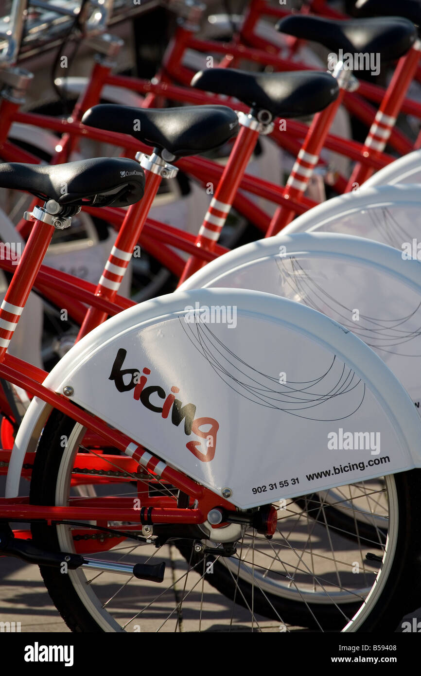 Rangée de vélos stationnés dans la Barcelone service Bicing Banque D'Images