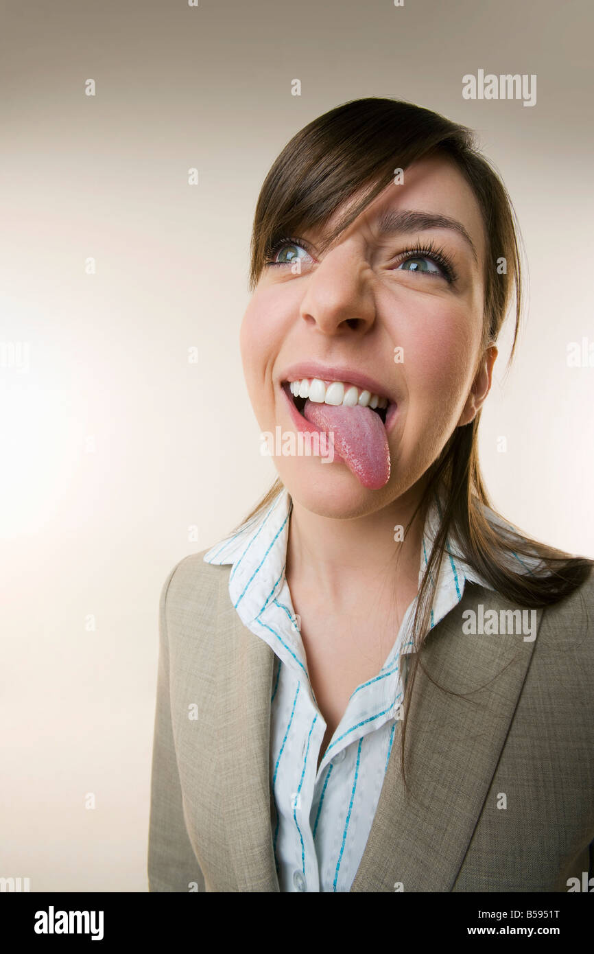 Femme avec sa langue dehors Banque D'Images