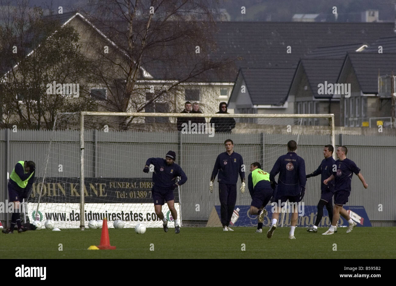 Scandale d'espionnage d'entraînement de football Ecosse session Novembre 2007 possible le football italien spy regarder en avant de la formation de l'Écosse l'Écosse contre l'Italie à l'homme match retour des lunettes noires un homme vu espionnage sur la porte fermée de l'Écosse à Dumbarton camp de formation avant le match crucial contre l'Italie l'homme tentait de cacher son visage et a été révélé plus tard d'être d'Italie de football d'Ecosse les préparatifs pour le Crunch match avec l'Italie à l'Hampden stadium ont été secouée par un scandale d'espionnage sensationnelle patron de l'équipe Alex McLeish a dû interrompre une session de formation à huis clos lorsqu'il a aperçu un Banque D'Images