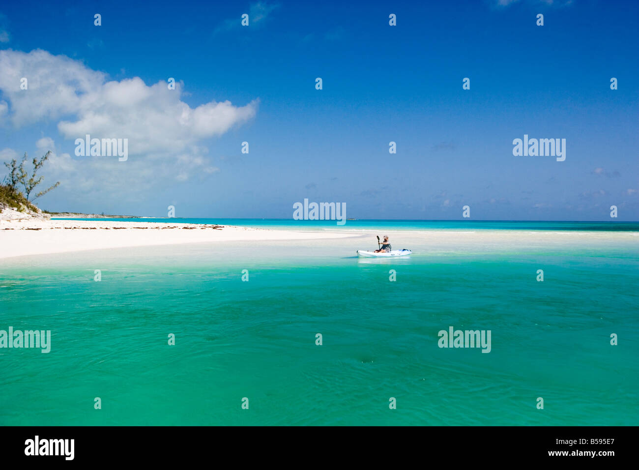 Les eaux cristallines des Bahamas Land Sea Park avec kayak paddler Banque D'Images