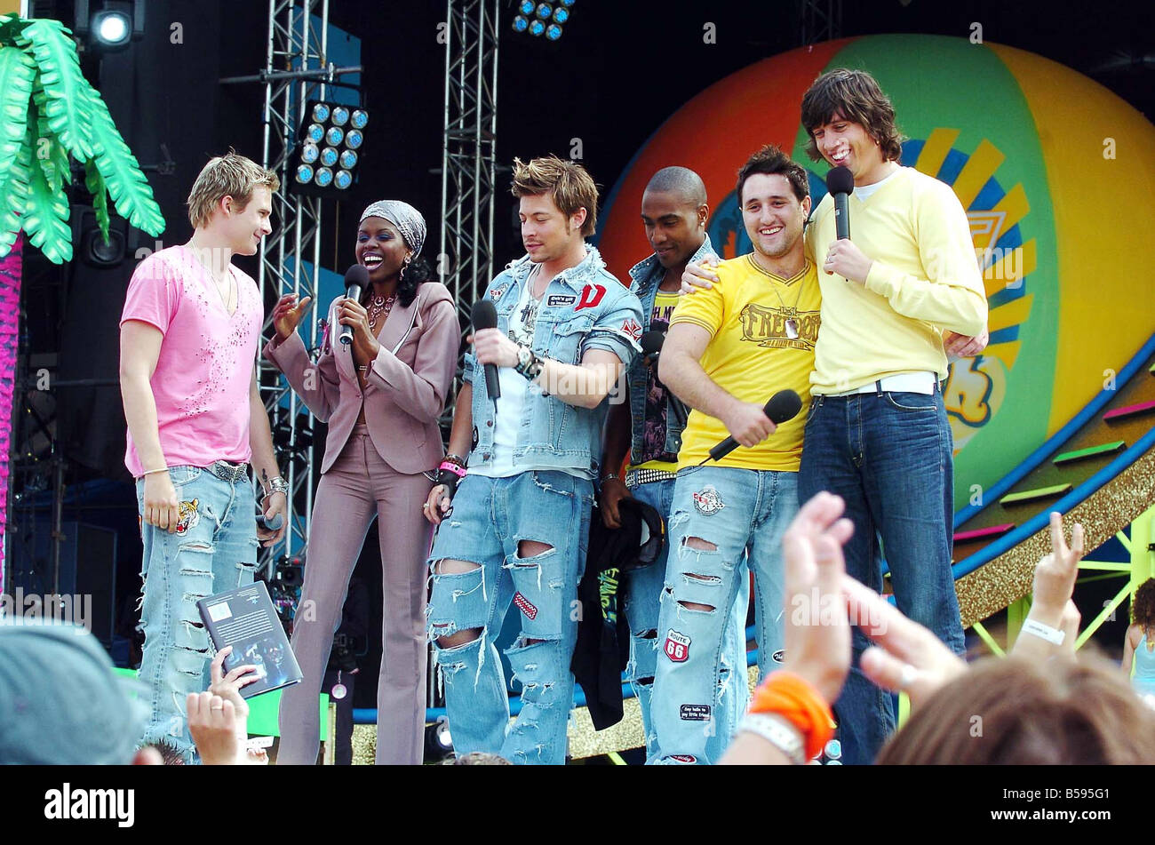 Canal 4 plage pop festival à Great Yarmouth Juin 2004 Pop bleu avec T4 présentateurs Vernon Kay et June Sarpong Banque D'Images