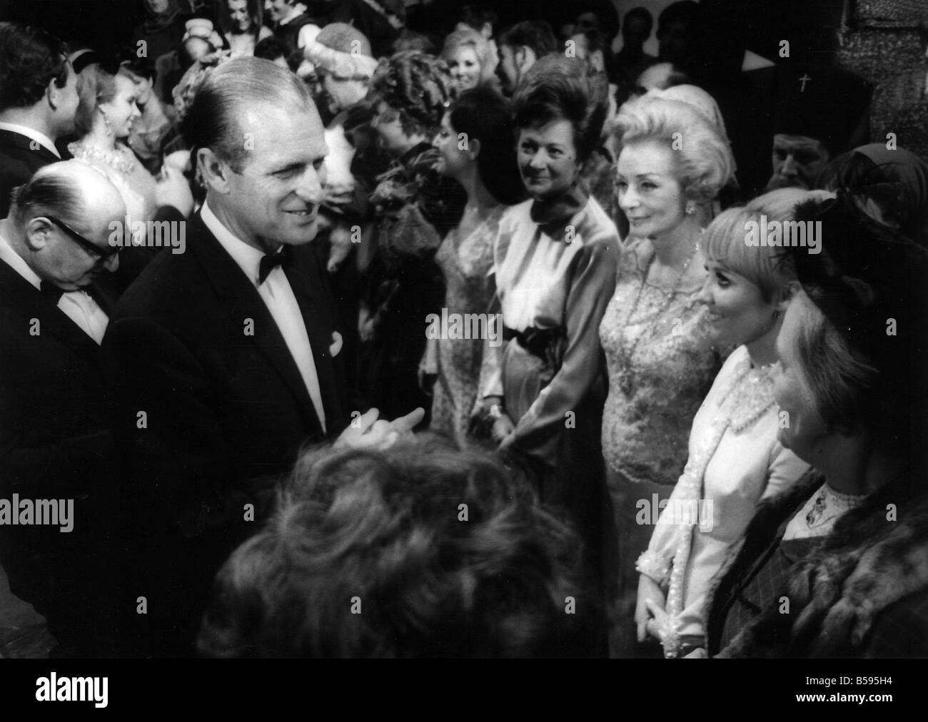 Le prince Philip répond à l'étoile d'un gala au Theartre Royal Royal Drury Lane y compris Lulu Evelyn Laye Margaret Lockwood Banque D'Images