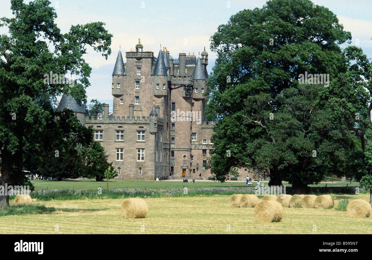 La fenaison à Glamis Castle Fife Ecosse Juillet 1984 Hay bails dans domaine Banque D'Images
