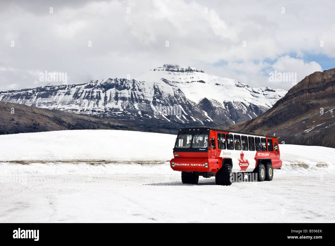 L'arrivée du véhicule avec les visiteurs sur le Columbia Icefield glacier à l'Icefield Centre dans le Parc National Jasper Alberta Canada Banque D'Images